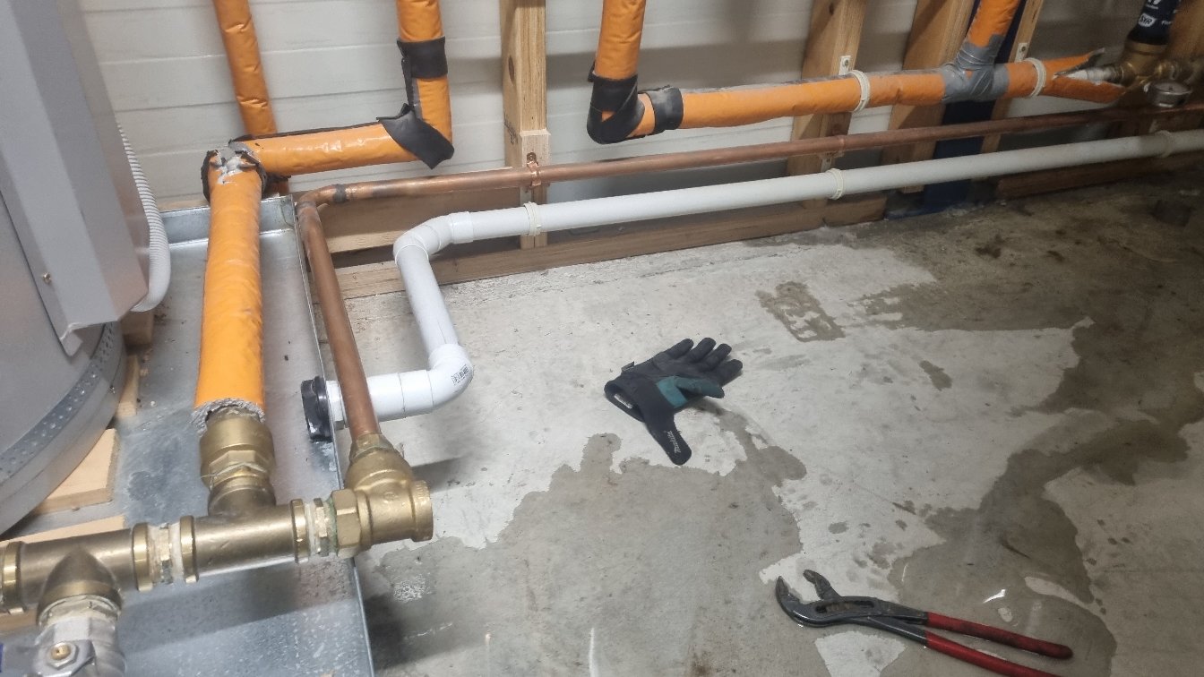 Hot water and gas pipework, insulated and labelled